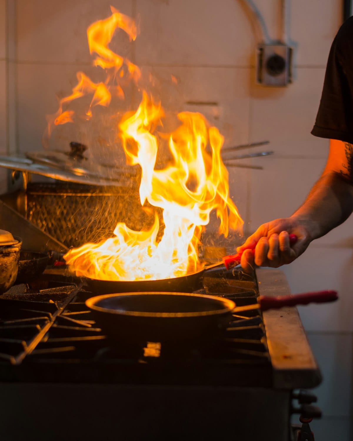 Wok w płomieniach nad palnikiem